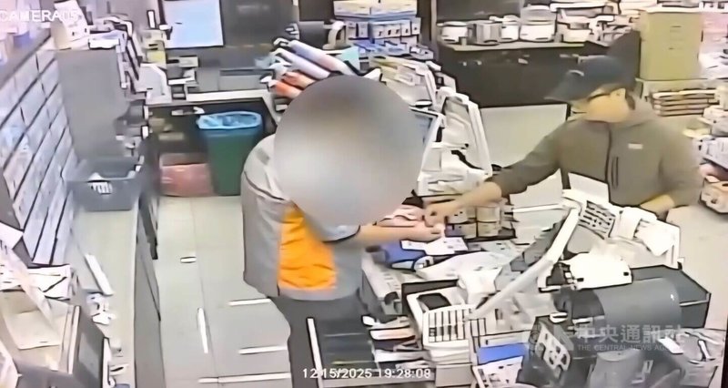 男子張文19日在捷運台北車站及中山站周遭丟擲煙霧彈、持刀傷人，造成4死（含張文）多傷，引發全國關注。專案小組清查張文犯案用相關裝備、犯案工具及刀械來源，都是從購物平台網購，再到超商或相關門市取貨，全案共查扣13把刀械。（翻攝照片）中央社記者黃麗芸傳真　114年12月23日