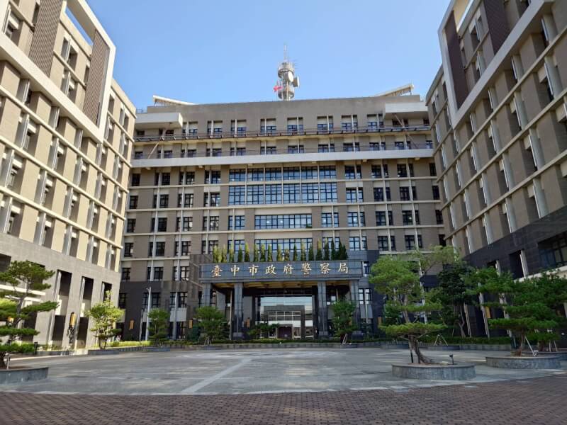 台中市警察局1名偵查佐在網路社群發文「直接在盧秀燕腦門開3槍，讓全市來修理她」等恐嚇言論，市警局23日說明，這名偵查佐已移送台中地檢署偵辦，警方將以情節重大擬議行政懲處，不排除予以免職處分。（民眾提供）中央社記者郝雪卿傳真  114年12月23日