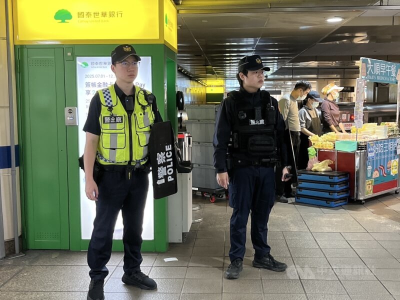 22日是張文隨機攻擊案後首個上班日，北市警察局說，加強安全維護警力共1579名，北市捷運出動320名警力。北捷說，增加北車、中山站、轉運車站的站長及保全巡檢次數。中央社記者楊淑閔攝  114年12月22日