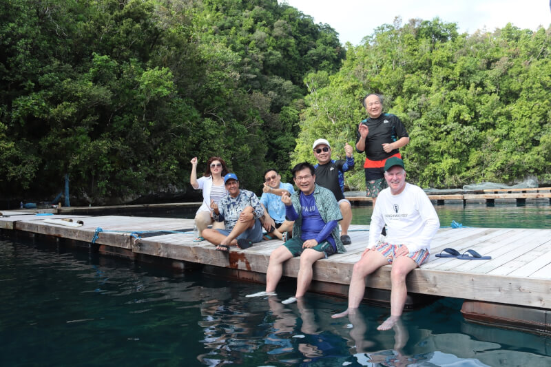 帛琉總統惠恕仁（後左2）在社群分享與外交部長林佳龍（前右2）以及美國內政部助理部長赫格（前右1）走訪當地熱門景點。（圖取自facebook.com/PalauPresident）