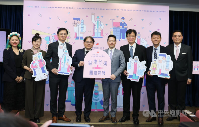 「中華民國115年元旦總統府升旗典禮暨總統府元旦大開放活動」公布記者會23日在總統府舉行，總統府副秘書長何志偉（右4）、副秘書長鄭俊昇（左4）、中華民國醫師公會全國聯合會理事長陳相國（左3）、主視覺設計師林琬津（左）等人出席合影。中央社記者謝佳璋攝　114年12月23日