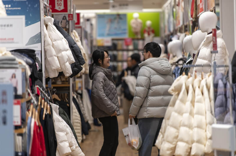 圖為浙江民眾逛商場。（中新社）