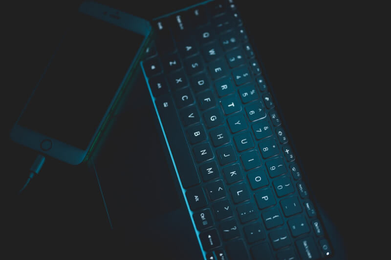 電腦與手機裝置示意圖。（圖取自Unsplash圖庫）