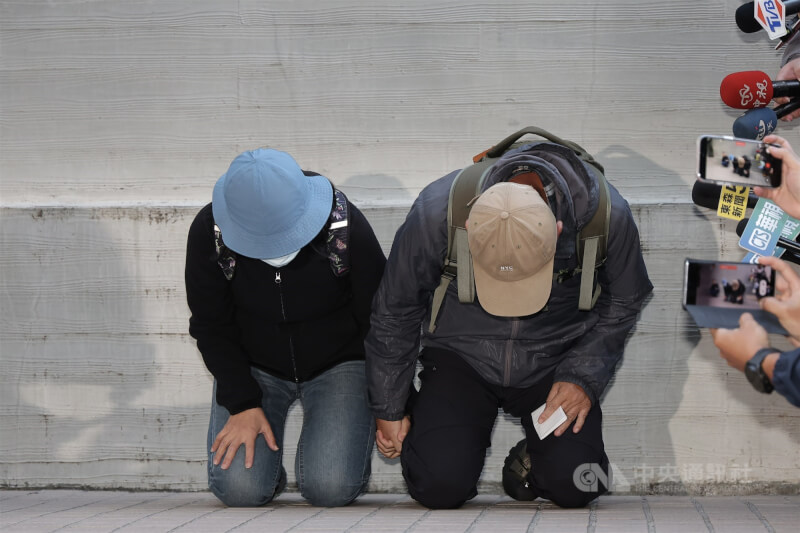 台北捷運台北車站、中山站周邊發生隨機殺人案，凶嫌張文遺體23日在北市懷愛館進行解剖，結束後，張文父母出面下跪致歉，表示會全力配合司法調查。中央社記者翁睿坤攝　114年12月23日