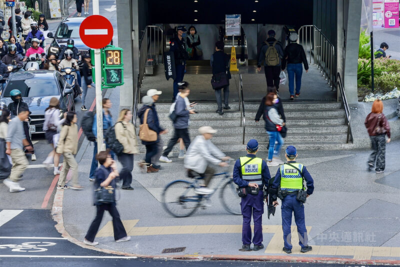 北市隨機攻擊案釀嚴重死傷，案發地之一的捷運中山站外22日下午人潮漸多，員警在捷運站出口周圍巡邏維安。（中央社檔案照片）