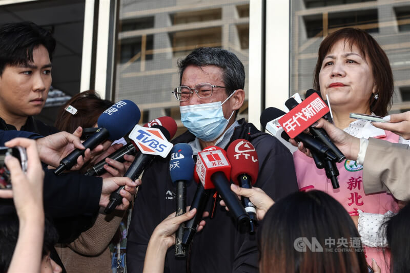 新北校園命案震驚社會,少年少女遭依殺人罪起訴。一審判少年9年、少女8年徒刑。二審23日閉門宣判,犯保協會人員聆判後說,判處少年12年、少女11年徒刑。被害者的父親(中)在庭外受訪哭訴。中央社記者王騰毅攝 114年12月23日