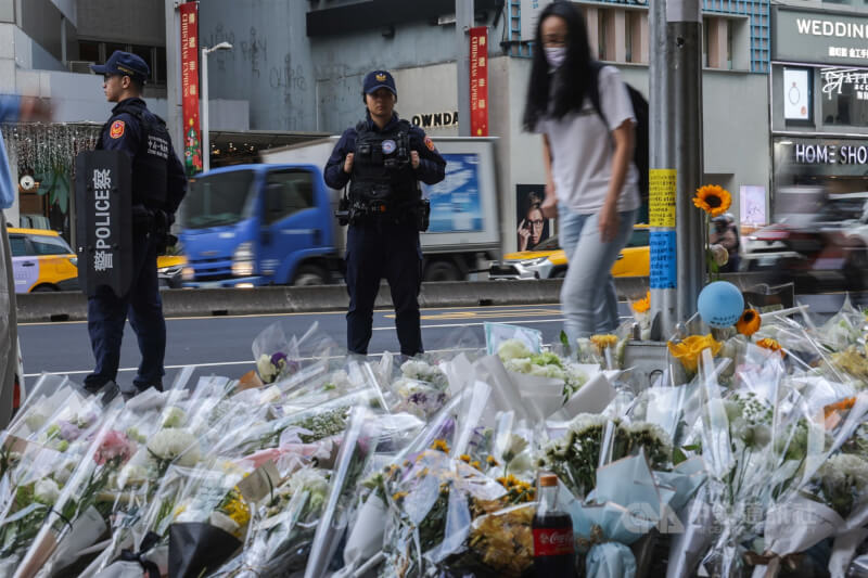男子張文日前在捷運台北車站及中山站周遭丟擲煙霧彈、持刀傷人，引發全國關注，轄區員警22日下午在中山站周圍進執行維安工作，加強戒備。中央社記者裴禛攝　114年12月22日