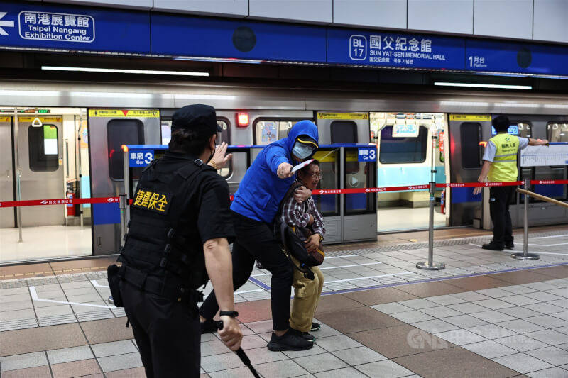 台北捷運3月14日曾進行多重災難模擬演練，模擬有旅客遭挾持，歹徒持利器與捷運保全進行對峙。（中央社檔案照片）