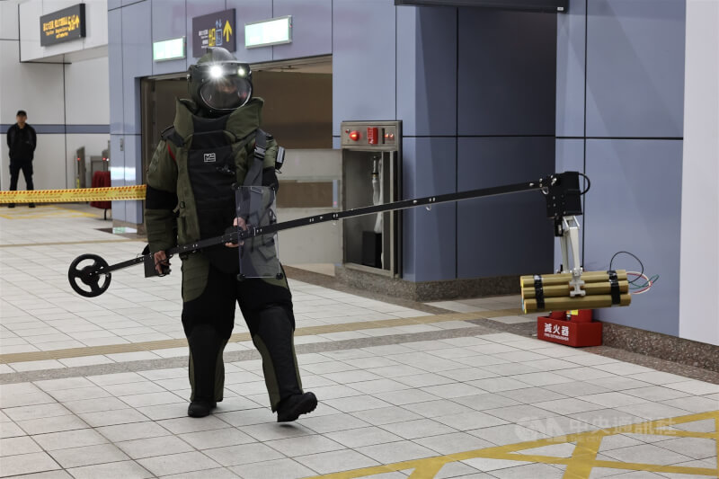 台北捷運3月14日模擬站內發現不明爆裂物，處理小組使用專業器具將爆裂物先移至他處後進行處置。（中央社檔案照片）