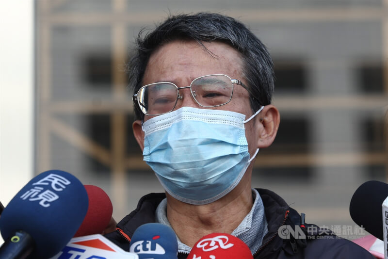 新北校園命案震驚社會，二審判處少年12年、少女11年徒刑。被害者的父親（圖）不滿刑度，庭外受訪哭訴。中央社記者王騰毅攝  114年12月23日