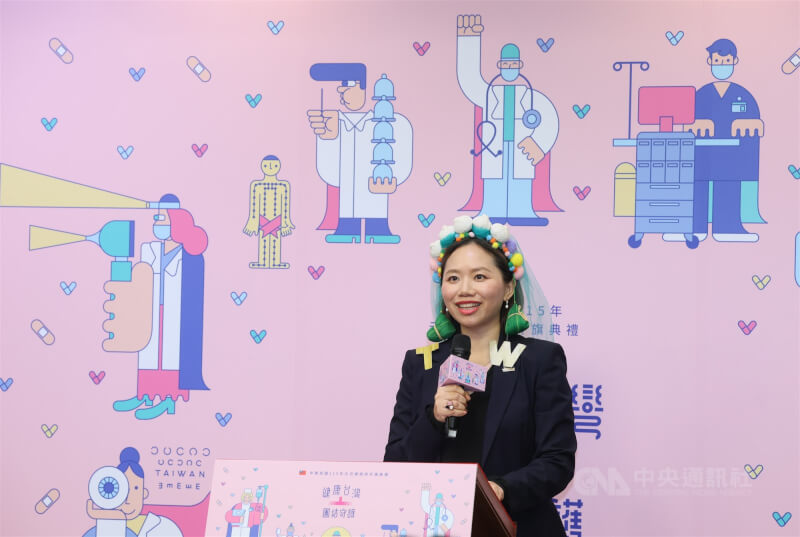 「中華民國115年元旦總統府升旗典禮暨總統府元旦大開放活動」公布記者會23日在總統府舉行，主視覺設計師林琬津（圖）說明，她是以今年花蓮發生馬太鞍溪溢堤，看到許多台灣人團結互助，感受滿滿愛的能量，因此以「醫護超人」為靈感，向醫護人員致敬。中央社記者謝佳璋攝　114年12月23日