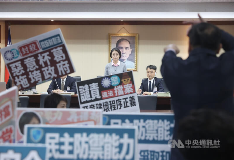 立法院程序委員會23日開會,藍白立委挾人數優勢表決,預算規模新台幣1.25兆元的強化防衛韌性及不對稱戰力計畫採購特別條例草案暫緩列案,民進黨立委王義川(右)指責主持會議的召委翁曉玲(後中)。中央社記者郭日曉攝 114年12月23日