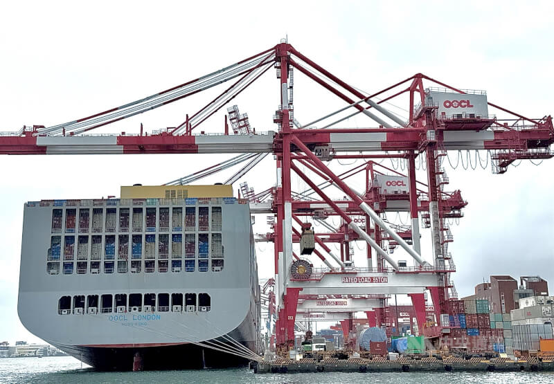 經濟部23日公布11月外銷訂單729.2億美元，創歷年單月新高，年增39.5%，連10紅。圖為停靠在高雄港區貨櫃船進行裝卸作業。（中央社檔案照片）