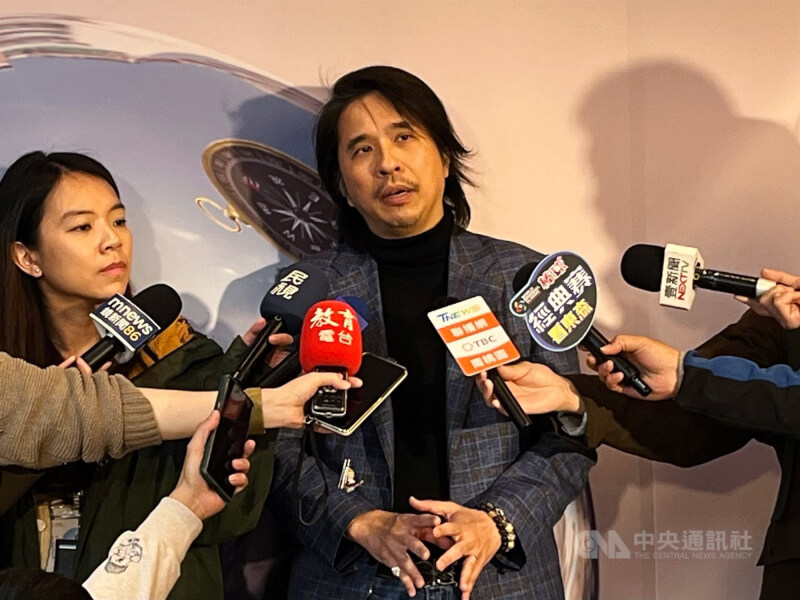 教育部前次長葉丙成（中）涉洩漏性平案當事人個資，今年8月請辭。台北市社會局近日以違反「性侵害犯罪防治法」的保密規定，處葉丙成新台幣5萬元罰鍰。（中央社檔案照片）