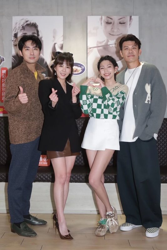 演員李運慶（左起）、蘇晏霈、曾智希、陳志強23日出席民視8點檔「豆腐媽媽」宣傳記者會，分享拍戲趣事。（民視提供）中央社記者洪素津傳真　114年12月23日