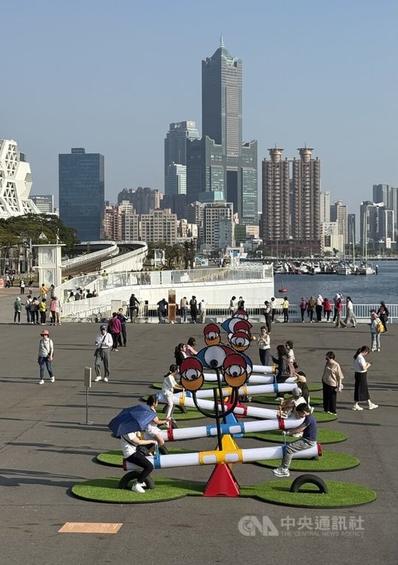 高雄駁二藝術特區在大港橋旁淺三碼頭上，打造藝術裝置「好奇翹翹板 CURIOSITY」，23日啟用，為高雄港區增添溫馨又奇幻的繽紛場景。中央社記者董俊志攝　114年12月23日