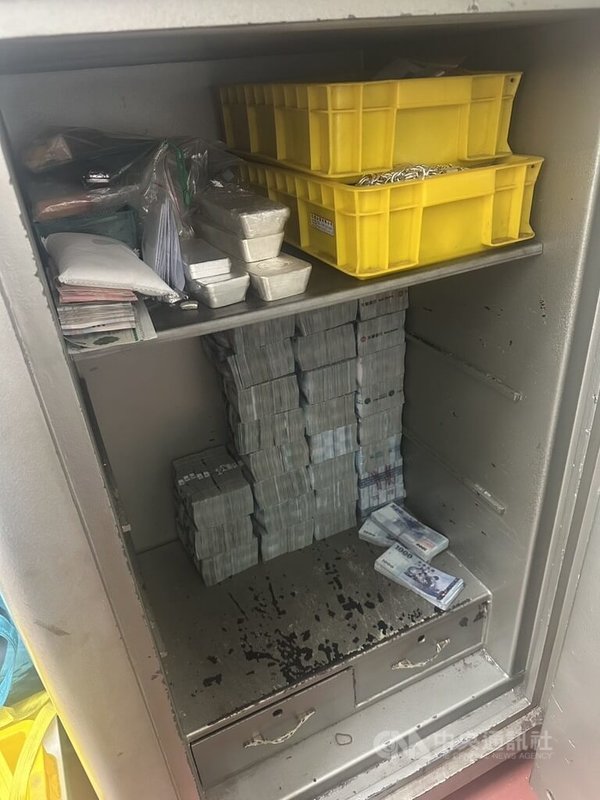 檢警調查發現，詐騙集團黃女、王男等人，涉嫌將贓款購買黃金，再將黃金包藏入鉛錫合金中，寄送到柬埔寨、越南，價值逾新台幣8億元，北檢23日依洗錢等罪起訴黃女等7人。（翻攝照片）中央社記者黃麗芸傳真　114年12月23日