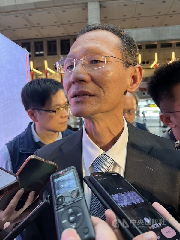 行政院通勤月票TPASS從112年上路，第1期今年底到期，公路局長林福山（前）23日表示，115至118年已編列新台幣363.8億元預算，若115年1月1日立法院還未審查通過預算，將無法撥付經費給地方政府、客運業者。中央社記者黃巧雯攝　114年12月23日