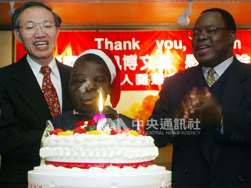 來自布吉納法索的「非洲阿福」凱博文森（Kabore Vincent）因罹患神經性纖維瘤來台治療，術後長庚醫療團總召陳昱瑞（左）等人為他慶祝重獲新生。中央社記者吳繼昌攝　92年12月24日