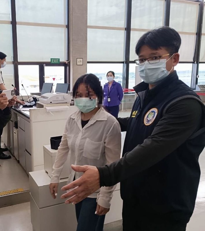移民署表示，一名泰國籍母親（左）涉嫌帶12歲女兒到日本賣淫而被日本與泰國當局追查。經查涉案泰婦是以免簽證方式自泰國入境台灣，涉犯社維法及逾期停留遭警查獲後送收容，23日依規遣送返泰國。（移民署提供）中央社記者黃麗芸傳真　114年12月23日