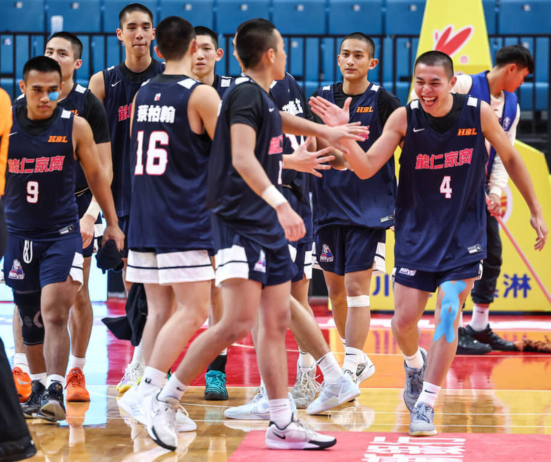 高中籃球聯賽HBL能仁家商23日複賽首戰面對強敵光復高中，從一開賽就祭出強悍防守，搭配渴望勝利的決心，終場以79比77拿下關鍵勝利，全隊賽後開心慶祝。（高中體總提供）中央社記者陳容琛傳真 114年12月23日