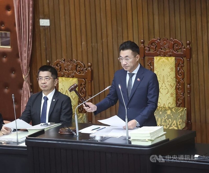 立法院會23日三讀修正通過貨物稅條例、使用牌照稅法部分條文，延長電動車減免貨物稅及使用牌照稅實施期間5年，至2030年12月31日止。圖為立法院副院長江啟臣（右）敲槌。中央社記者郭日曉攝　114年12月23日