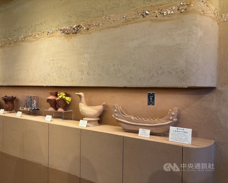 新北市立十三行博物館推出全台唯一考古咖啡廳13 CAFÉ，23日正式開幕，店內牆面運用苗栗黃土及桃園紅土等台灣天然塗料，保留土地原始色澤與礦物質感，仿考古文化層的設計也象徵時間與文化的累積沉澱。中央社記者曹亞沿攝　114年12月23日