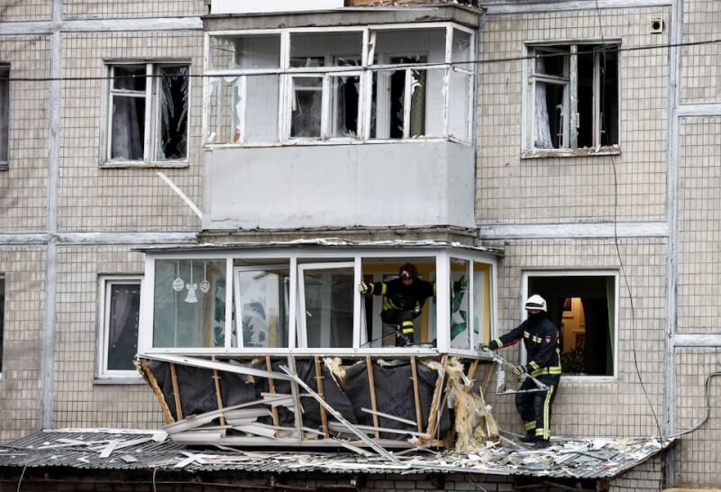 圖為烏克蘭基輔，救難人員在一棟遭受無人機攻擊的公寓中進行救援工作。（路透社）