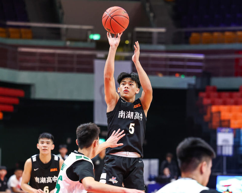 高中籃球聯賽HBL南湖高中23日在複賽與高苑工商正面交鋒，其中南湖「小巨人」幸宇勝（中）傷癒復出攻下11分，終場南湖轟破百分輕取對手，在複賽首戰旗開得勝。（高中體總提供）中央社記者陳容琛傳真　114年12月23日