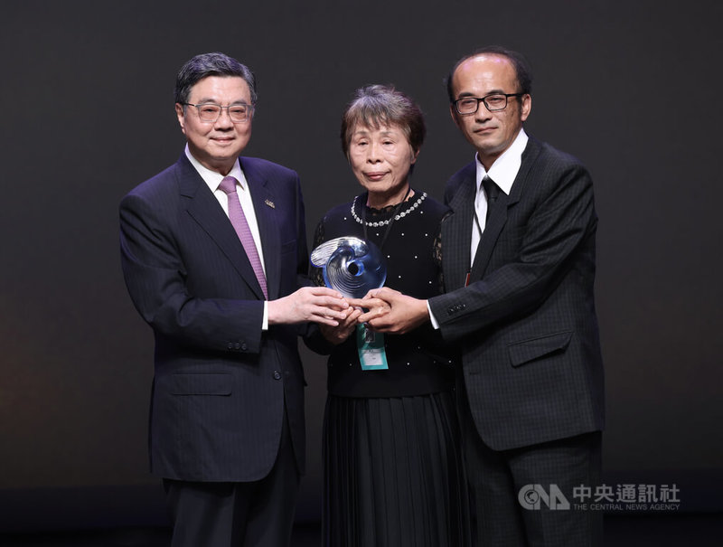 2025體育運動精英獎頒獎典禮24日在台北表演藝術中心登場，終身成就獎由已故排球教練蔡崇濱獲得。行政院長卓榮泰（左）親自頒發獎座，由蔡崇濱遺孀蔡黃秀喬（中）及兒子蔡瀚文（右）代表領獎。中央社記者張新偉攝　114年12月24日