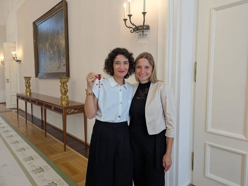 德國反網路仇恨倡議組織HateAid共同創辦人霍登貝格（左）與巴隆（右）認為，美國政府限制5名推動歐盟「數位服務法」的歐洲人士入境，不僅是對歐洲公民社會施壓，也挑戰歐洲數位主權。（HateAid提供）中央社記者林尚縈柏林傳真　114年12月24日