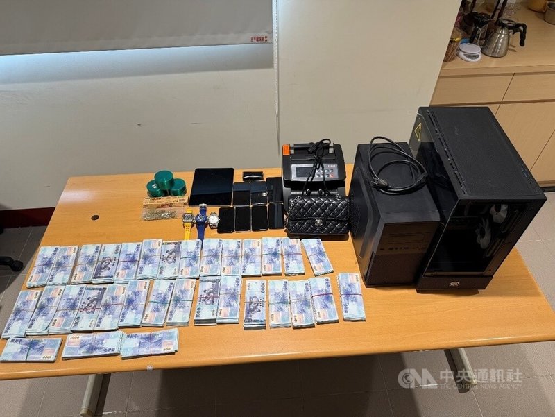 吳姓男子涉嫌組成詐騙集團，透過設計APP「資豐e點通」誘騙民眾投資，吳男因他案入監後，詐團仍持續運作。經刑事局掌握後，自113年3月至114年10月間，分8波行動，跨縣市逮捕30人到案，並查扣現金、泰達幣、名錶、電腦主機等贓證物。（翻攝照片）中央社記者蘇木春傳真　114年12月24日