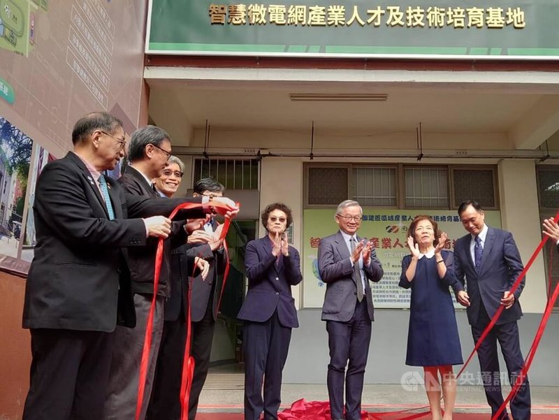 南台科技大學24日舉行「智慧微電網產業人才及技術培育基地」揭牌典禮，國科會主委吳誠文（右3）、教育部技職司長楊玉惠（右2）等人出席見證。中央社記者楊思瑞攝　114年12月24日