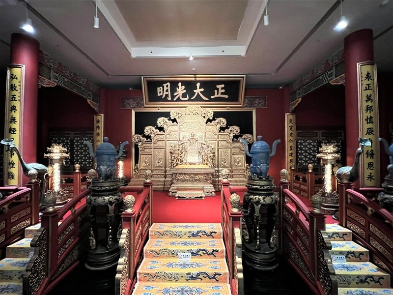 「世紀初戀．楊麗花」歌仔戲特展25日將在傳藝中心宜蘭園區展示館登場，台視特地出借乾清宮電視布景。（傳藝中心提供）中央社記者趙靜瑜傳真  114年12月24日