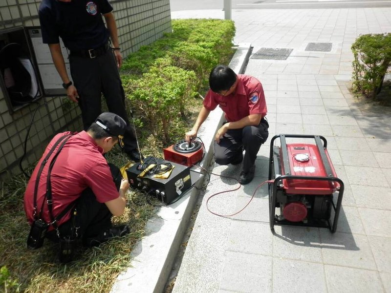 有議員指出台北市消防局新式無線電系統，若離行動中繼台30公尺以上，通訊變差，恐影響消防員安全。消防局24日表示，因地點造成收訊差，非設備狀況，會持續修正放置地點。圖為消防員使用新式無線電系統。（台北市消防局提供）中央社記者劉建邦傳真　114年12月24日