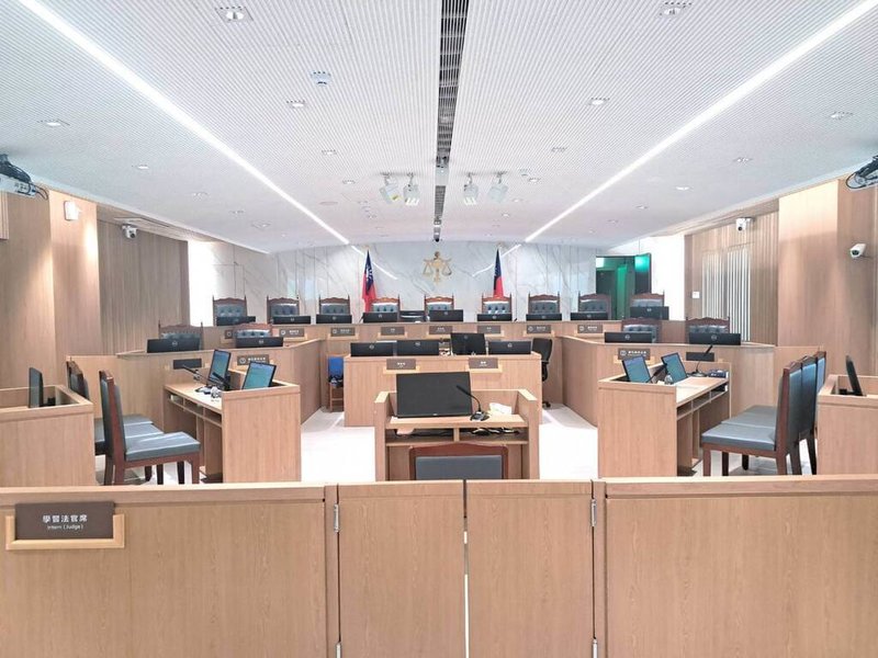 澎湖地方法院24日首開國民法官參審庭，由審判長黃鳳岐、陪席法官王政揚與陳立祥3人組成，並有6名國民法官及2名儲備法官共同組成國民法庭，審理蔡男所涉公共危險案，全程近4個小時。（澎湖地方法院提供）中央社　114年12月24日