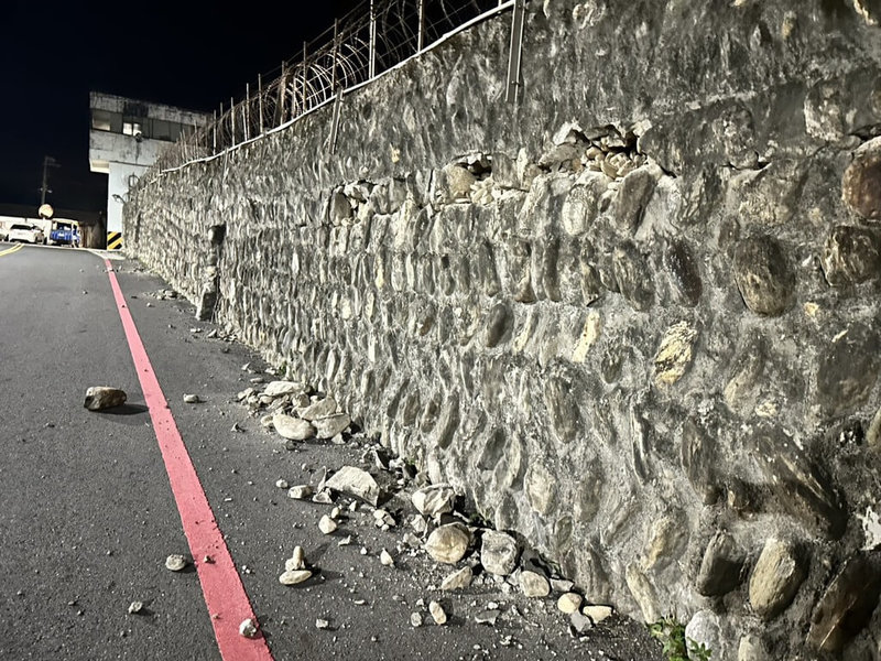 台東地區24日傍晚發生芮氏規模6.1地震，震央位於卑南鄉，深度僅11.9公里，強烈搖晃感讓不少民眾奪門而出；台東監獄圍牆也出現龜裂，碎石塊掉落路旁。（民眾提供）中央社記者盧太城傳真　114年12月24日