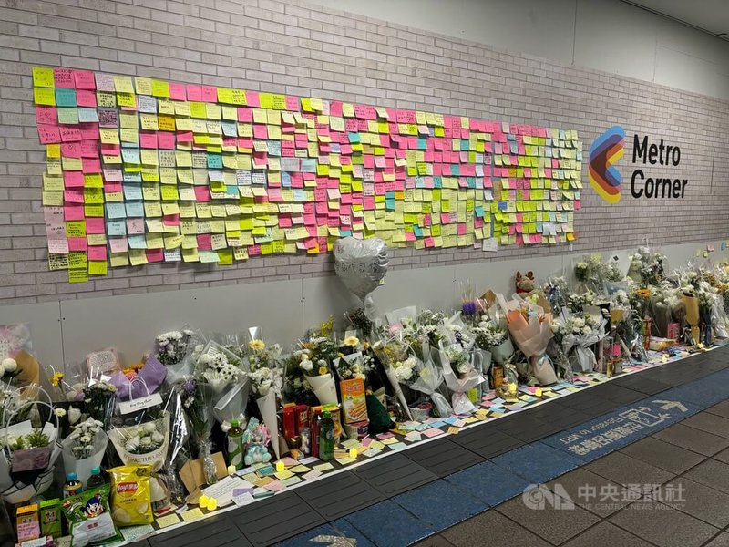 57歲男子余家昶19日在台北市隨機攻擊案中為阻擋犯嫌喪命，台北捷運公司在事發地點台北車站M7出口處設有悼念空間，牆面有臨時留言板，供民眾寫下心意，並呼籲民眾只放置花束，不要再擺放飲料或食品。中央社記者陳昱婷攝　114年12月24日
