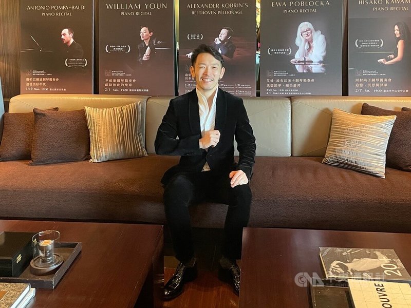 鋼琴家嚴俊傑（圖）創辦國際大師鋼琴藝術節，一路走來並不容易，他認為，真正的國際化，不只是把學生送出國，「而是讓世界走進台灣，親眼看見、親耳聽見這一代的潛力。」中央社記者趙靜瑜攝  114年12月24日