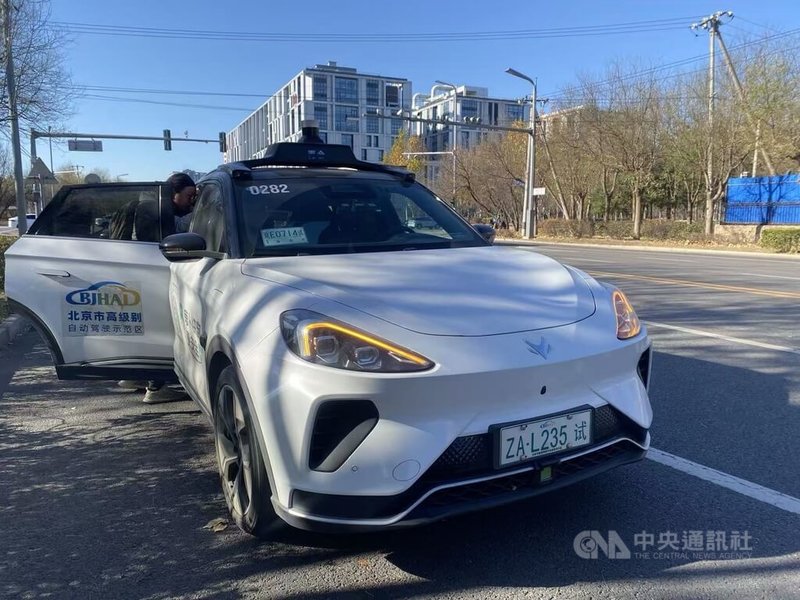 百度旗下「蘿蔔快跑」已在北京、上海、武漢等城市落地。圖為在北京亦莊的「蘿蔔快跑」。中央社記者呂佳蓉北京攝　114年12月24日