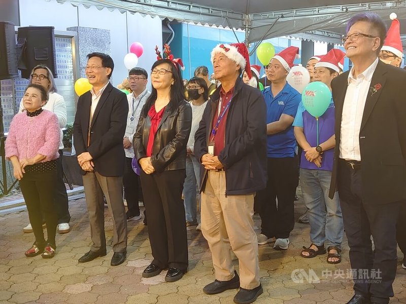 威盛24日中午舉辦耶誕愛心義賣暨音樂聯歡活動，威盛董事長陳文琦（前右2）與宏達電董事長王雪紅（前右3）一同參加，與威盛員工同樂。中央社記者張建中攝　114年12月24日