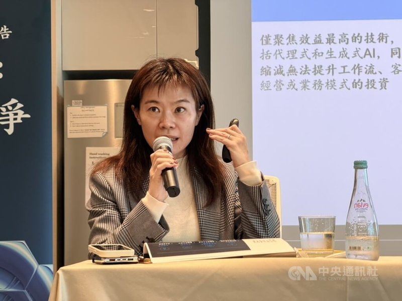 麥肯錫全球資深董事合夥人鐘惠馨24日解析「2025全球銀行業年度報告」與「2025麥肯錫AI應用現況調查」報告重點。中央社記者呂晏慈攝　114年12月24日
