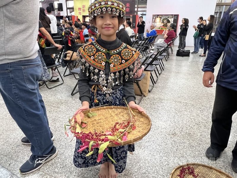 曾經歷7個月太空旅行的紅藜種子，114年4月間被迎回故鄉，交由土坂部落vusam文化實驗小學栽種，結合實驗教育課程，9月成功收成約20克的第一代太空紅藜。24日致贈給台東縣政府。中央社記者盧太城攝　114年12月24日
