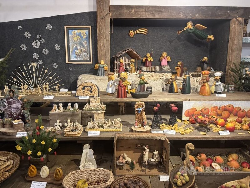 耶誕馬槽是捷克耶誕節中不可或缺的元素。今年以「古捷克耶誕市集」為主題的展覽，在布拉格伯利恆教堂登場，展出數十座由木頭、薑餅、玉米殼、陶瓷或蠟製成的耶誕馬槽，作品皆出自孩童或工匠之手。中央社記者劉郁葶布拉格攝　114年12月24日