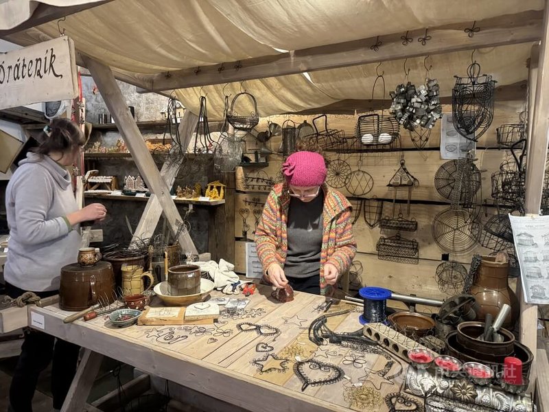 位於捷克首都布拉格的伯利恆教堂，除了展出多元造型的耶誕馬槽，現場還有模擬籃編匠、陶工、薑餅師、鐘錶匠的傳統市集場景。中央社記者劉郁葶布拉格攝　114年12月24日