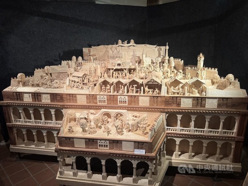 位於布拉格的伯利恆教堂，每年都會展出多元造型的耶誕馬槽。今年的展覽主題為「古捷克耶誕市集」，展出數十座不同材料製成的耶誕馬槽，以及一座極為罕見、耗時8年完成的「動態耶誕馬槽」，生動展現捷克耶誕傳統與民俗生活。中央社記者劉郁葶布拉格攝 114年12月24日