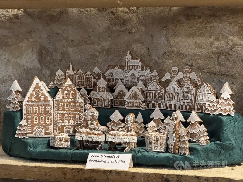 「古捷克耶誕市集」在捷克首都布拉格的伯利恆教堂登場，展出多元造型的薑餅屋。中央社記者劉郁葶布拉格攝　114年12月24日