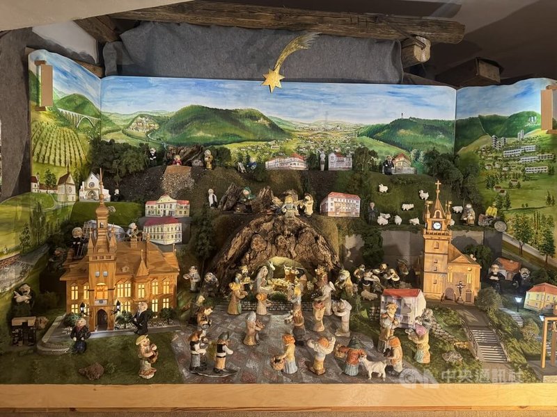 耶誕馬槽是捷克耶誕節中不可或缺的元素。今年以「古捷克耶誕市集」為主題的展覽，在布拉格伯利恆教堂登場，展出數十座不同材料製成的耶誕馬槽。中央社記者劉郁葶布拉格攝 114年12月24日