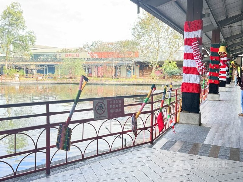 花蓮光復糖廠近日耶誕氛圍濃厚，有藝術家特別將救災志工留下的鏟子，用象徵耶誕色彩的毛線編織包覆，掛在園區內的圍欄上，讓救災工具轉化為精緻藝術作品。中央社記者張祈攝　114年12月24日
