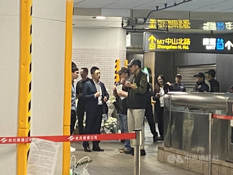 檢警為釐清男子張文預謀隨機攻擊事件動機和疑點，24日動員近百人次到案發現場等多處進行3D現場重建，包含承辦的北檢主任檢察官曾揚嶺、台北市警察局鑑識中心、刑事警察大隊、中山分局和中正第一分局等皆重返現場。中央社記者黃麗芸攝 114年12月24日